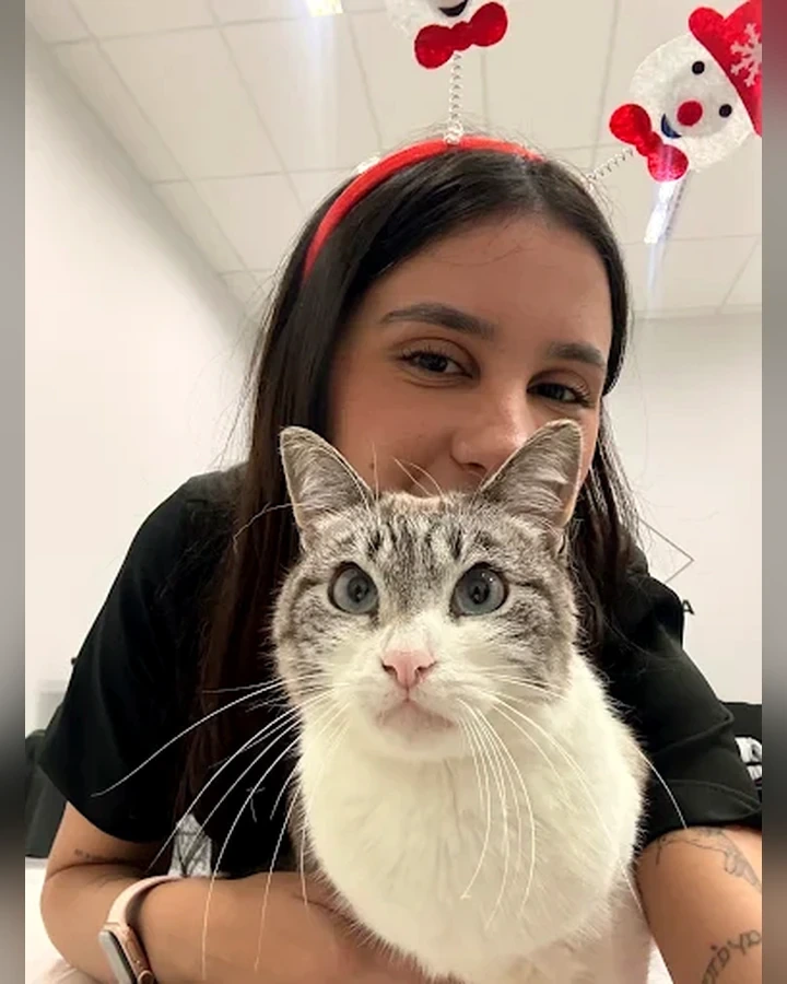 Dra. Mileni com paciente felino